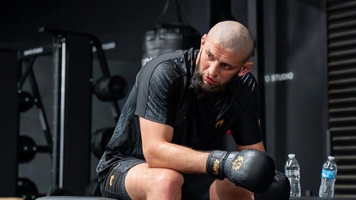 Чимаев ударил Стрикленда ногой во время дуэли взглядов перед турниром UFC